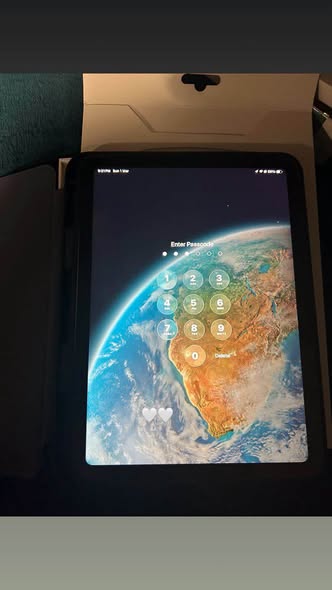iPad A16- 11th Gen 128GB photo 2