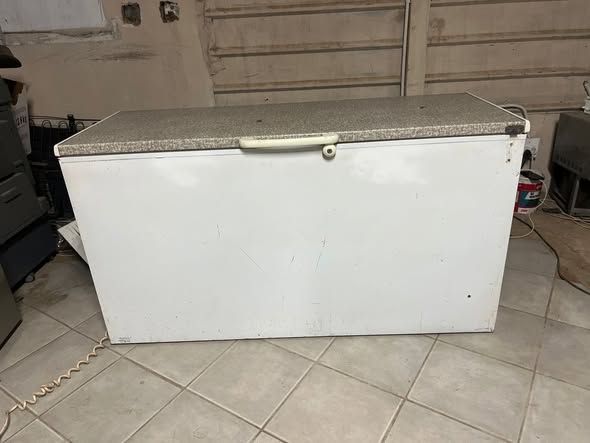 White deep freezer photo 2
