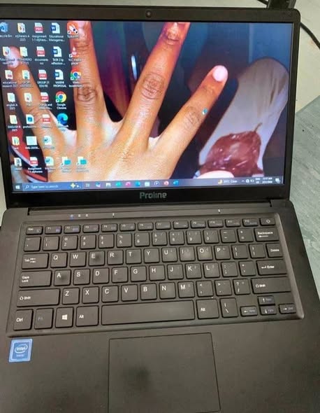 Proline laptop photo 2
