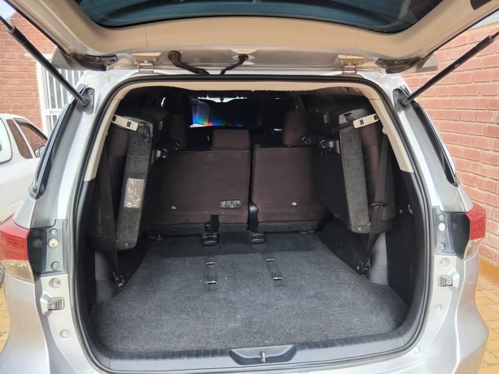 Toyota Fortuner photo 4