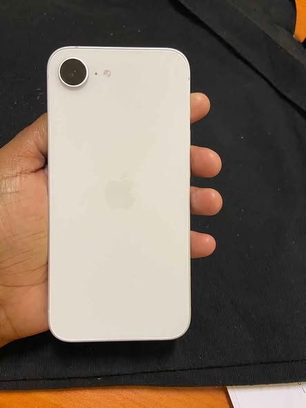 iPhone 16E 128GB photo 2