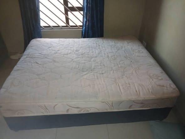 Queen size bed photo 1