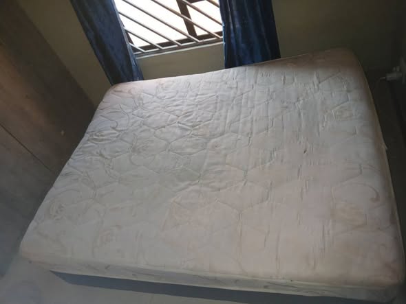 Queen size bed photo 4