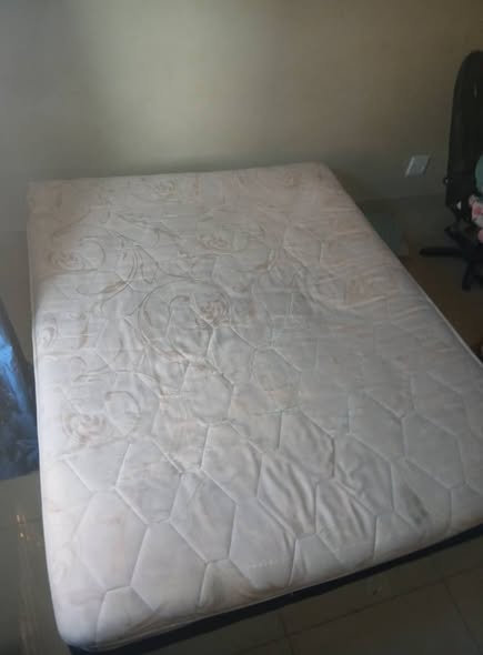 Queen size bed photo 5
