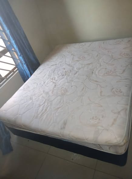 Queen size bed photo 2