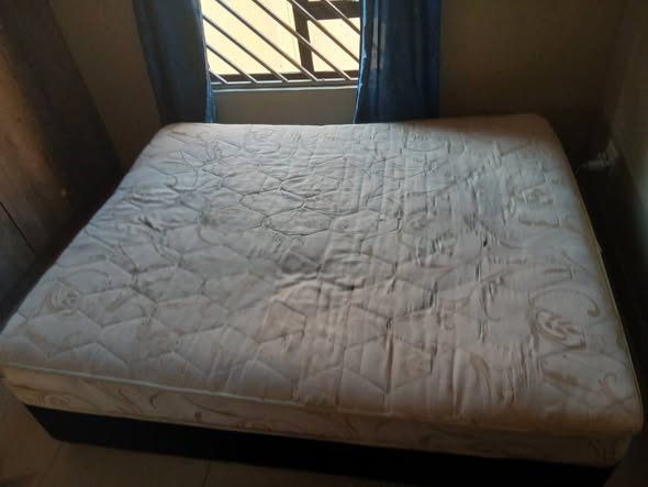 Queen size bed photo 3