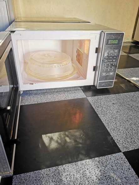 RUSSELL HOBBS MICROWAVE 20L photo 2