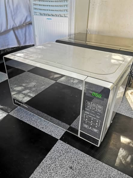 RUSSELL HOBBS MICROWAVE 20L photo 1