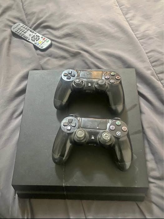 PlayStation 4 1TB photo 1