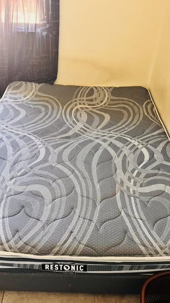 Queen size bed photo 1