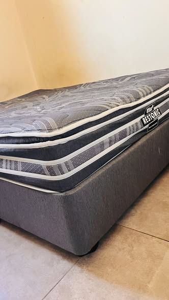 Queen size bed photo 2