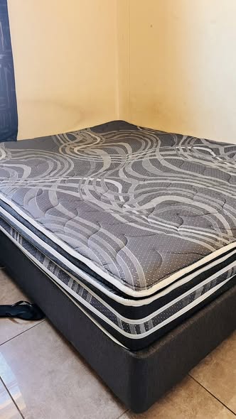Queen size bed photo 3