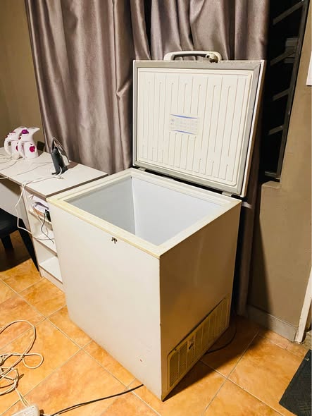 White deep freezer photo 2