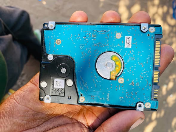 TOSHIBA hard drive photo 2