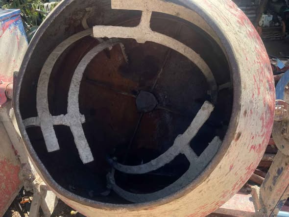 Concrete mixer photo 2