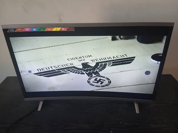 Jvc 32inch cuver TV with remote photo 3