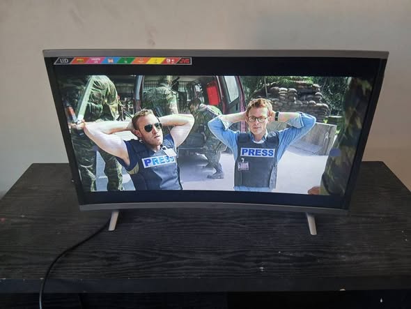 Jvc 32inch cuver TV with remote photo 4