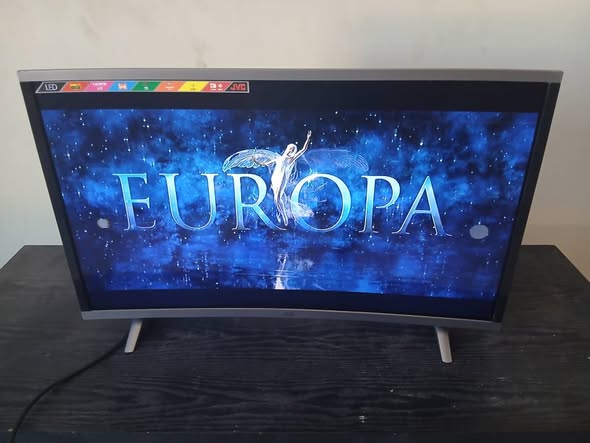 Jvc 32inch cuver TV with remote photo 2