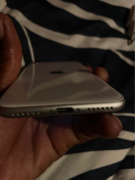 iPhone SE 2020 64 GB photo 1