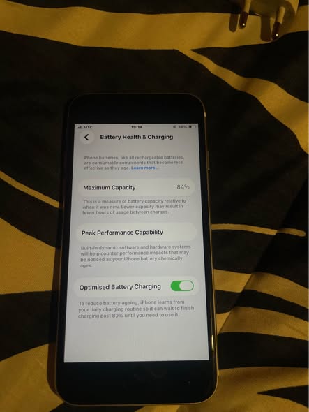 iPhone SE 2020 64 GB photo 2