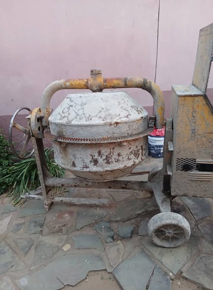 Concrete mixer photo 1