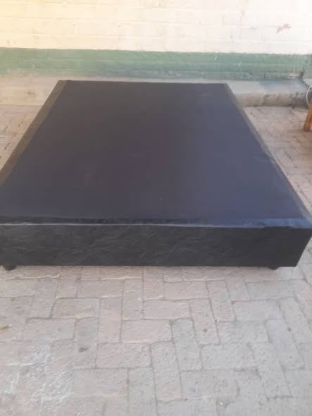 Queen base bed photo 2