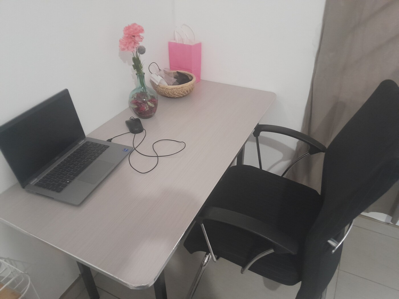 Very comfortable reading table and chair photo 1