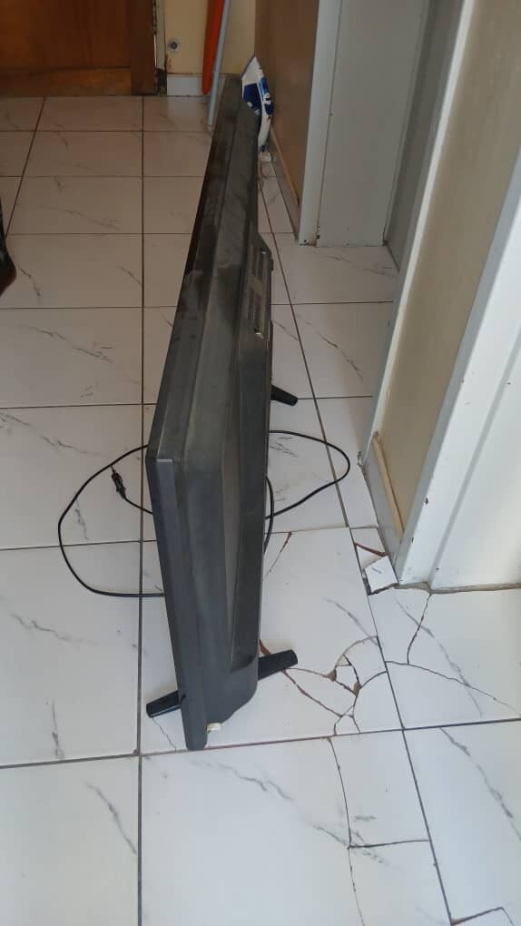 TV 43" available with box and remote, 100% functioning. photo 2