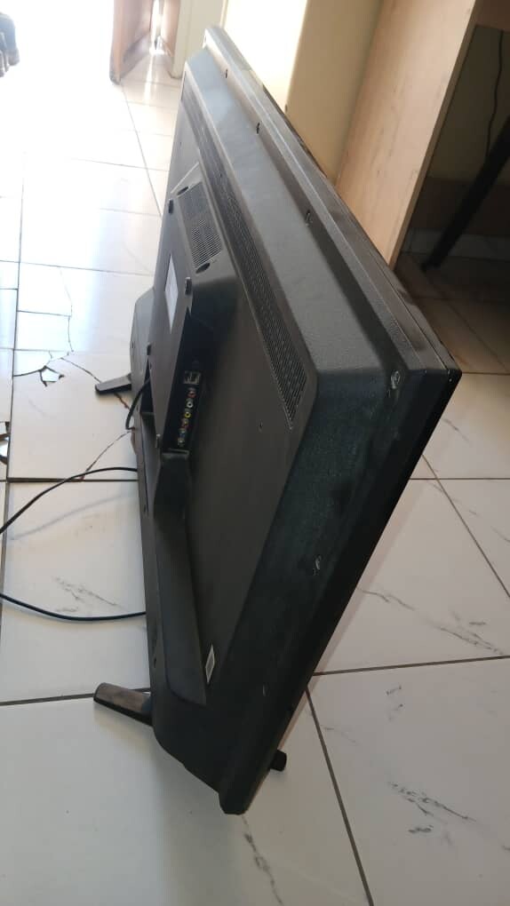TV 43" available with box and remote, 100% functioning. photo 3