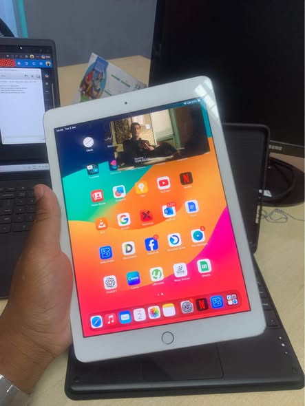 iPad 6th Generation 128 GB photo 4