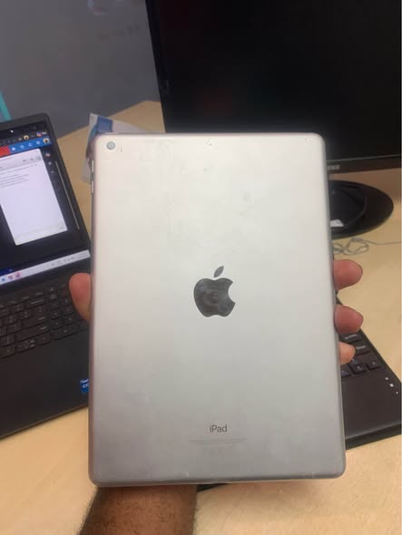 iPad 6th Generation 128 GB photo 3