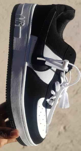 Sneakers photo 1