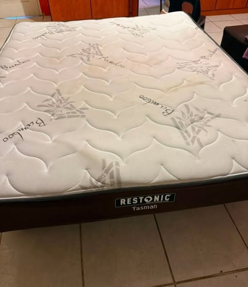 Queen size Bed photo 1