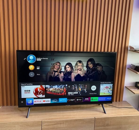 Skyworth 32 inch Smart Tv photo 1