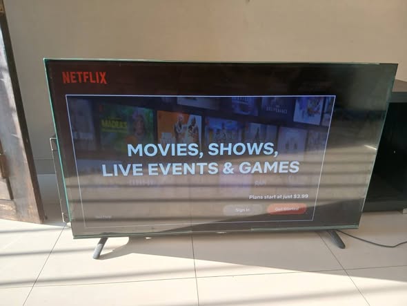 Sinotec 58inch smart TV with remote photo 3