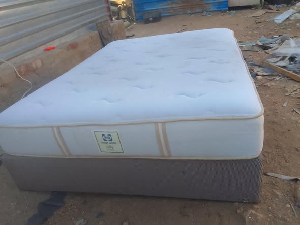Queen size bed photo 2