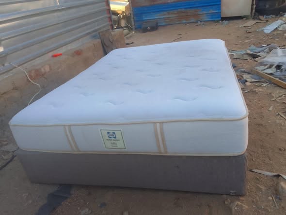 Queen size bed photo 3