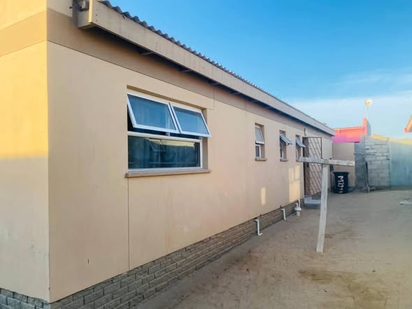 FLAT FOR SALE IN WALVIS BAY photo 2