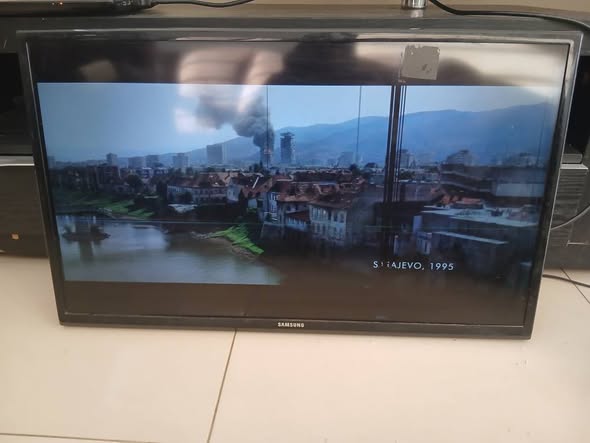 Samsung 32inch TV with remote photo 4