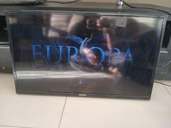 Samsung 32inch TV with remote photo 2