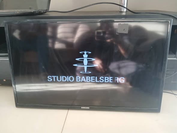 Samsung 32inch TV with remote photo 3