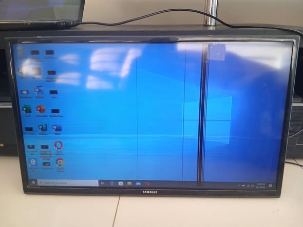 Samsung 32inch TV with remote photo 1