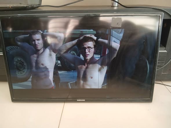 Samsung 32inch TV with remote photo 5