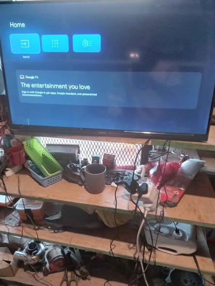32inch skyworth smart TV photo 1