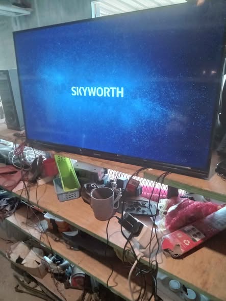 32inch skyworth smart TV photo 2
