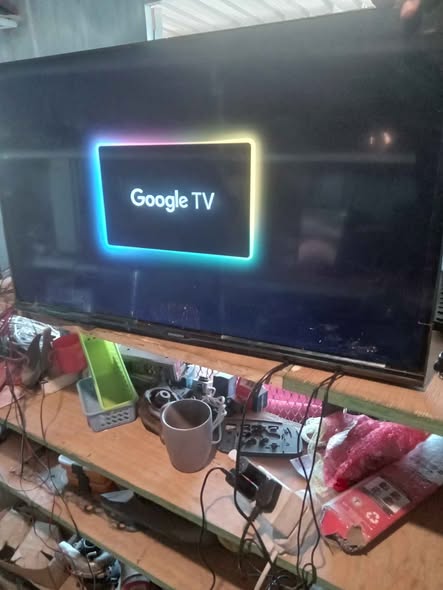 32inch skyworth smart TV photo 3
