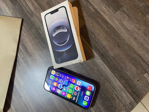 iPhone 16e photo 2