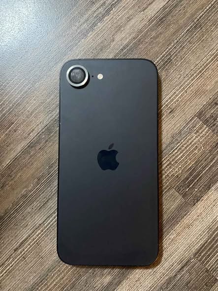 iPhone 16e photo 3