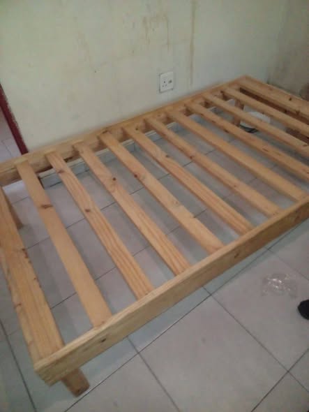 Single wooden bed photo 2