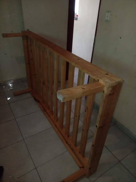 Single wooden bed photo 3